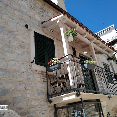 Perfectly Located Cherry Stone House Split Exterior foto
