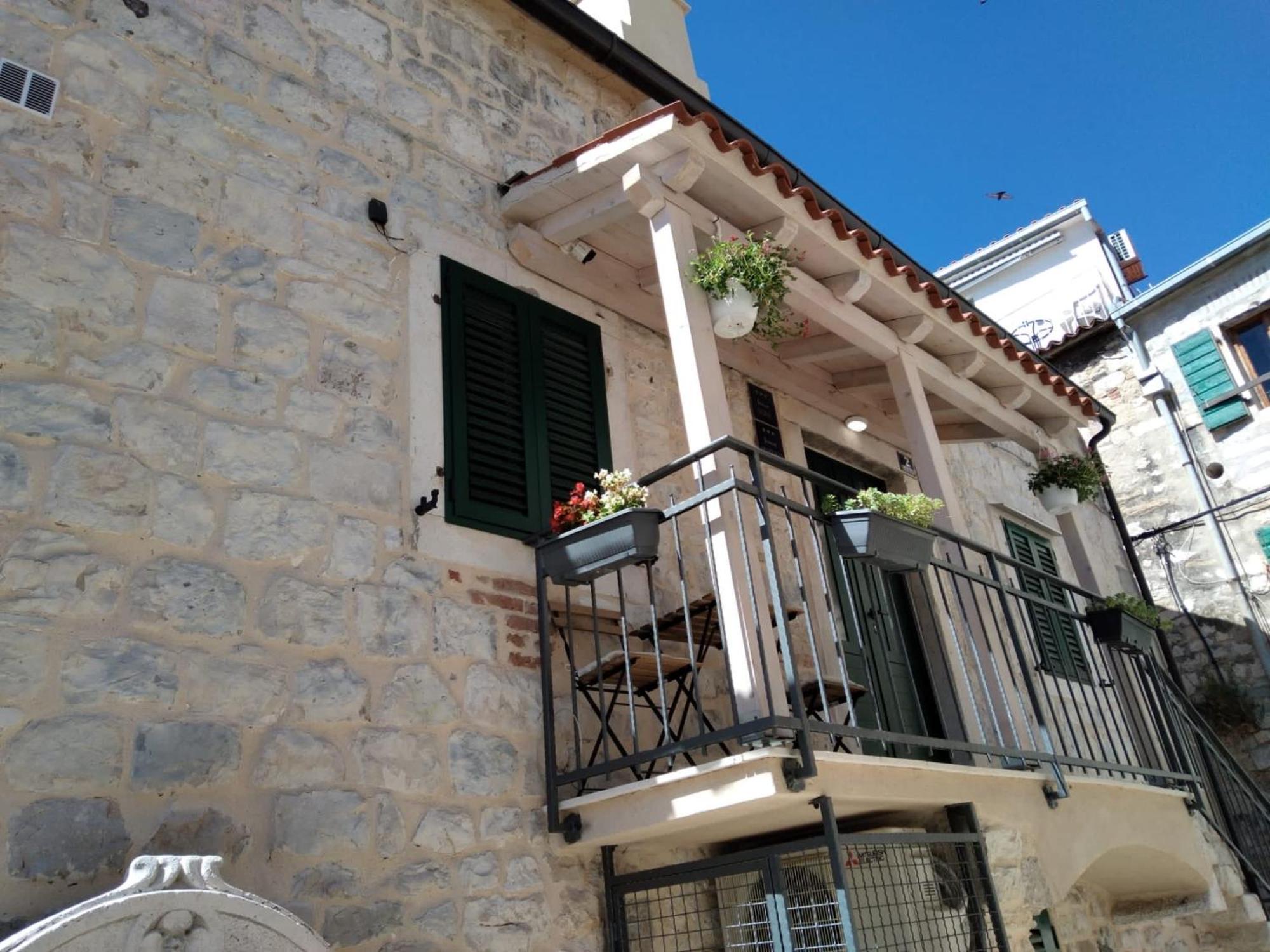 Perfectly Located Cherry Stone House Split Exterior foto