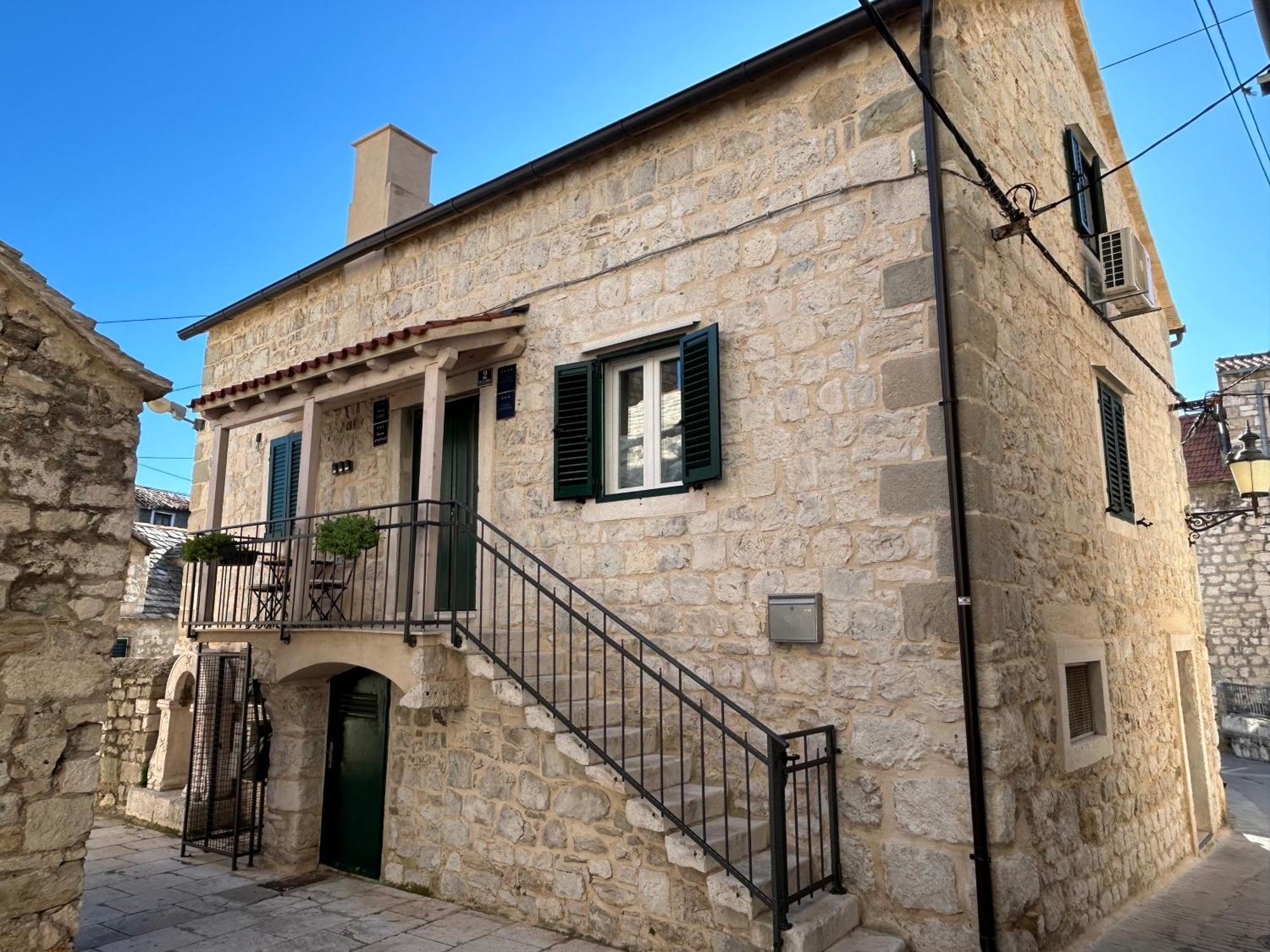 Perfectly Located Cherry Stone House Split Exterior foto
