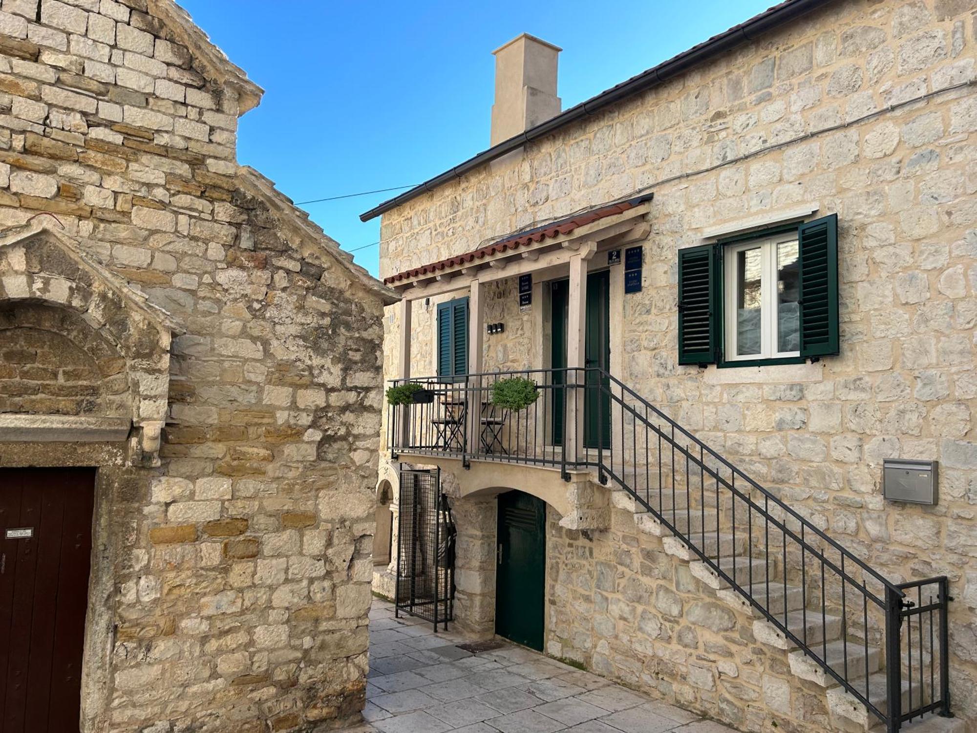 Perfectly Located Cherry Stone House Split Exterior foto